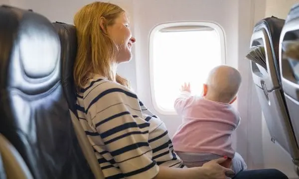 Astuces pour voyager en avion avec un bébé