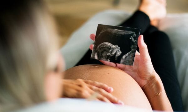 Quand consulter un ostéopathe lors de la grossesse ?